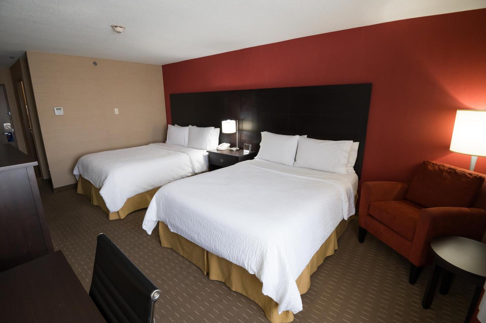 Holiday Inn Express Hotel & Suites Chatham South By Ihg Экстерьер фото